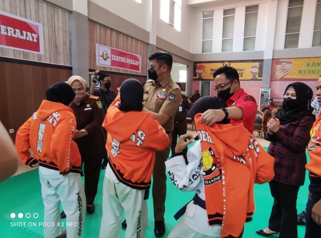 Adnan Lepas Tujuh Atlet Tarung Derajat ke PON Papua