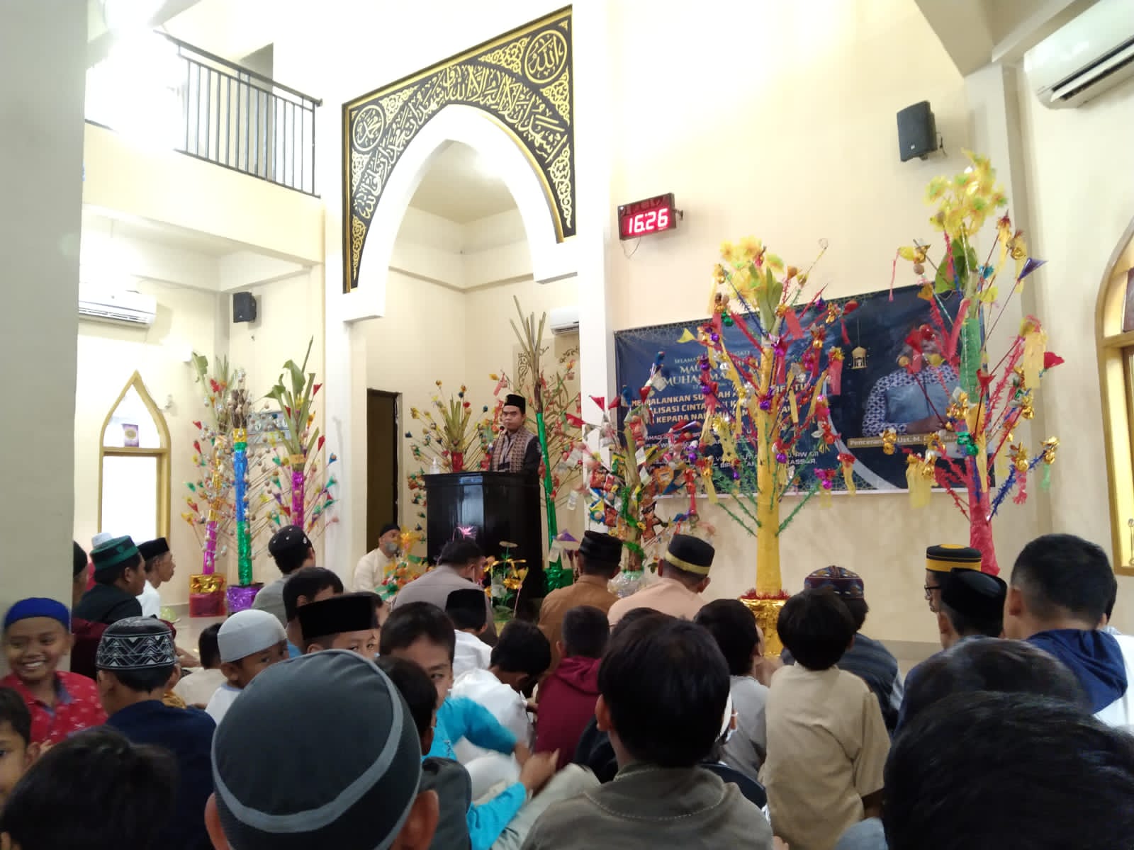 menghadiri peringatan Maulid Nabi Besar Muhammad SAW, Minggu (31/9), sore  Warga Meriahkan Peringatan Maulid di Masjid Al Muttaqin