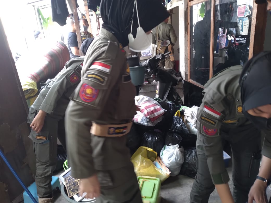 Satpol PP Tertibkan Belasan Rumdis