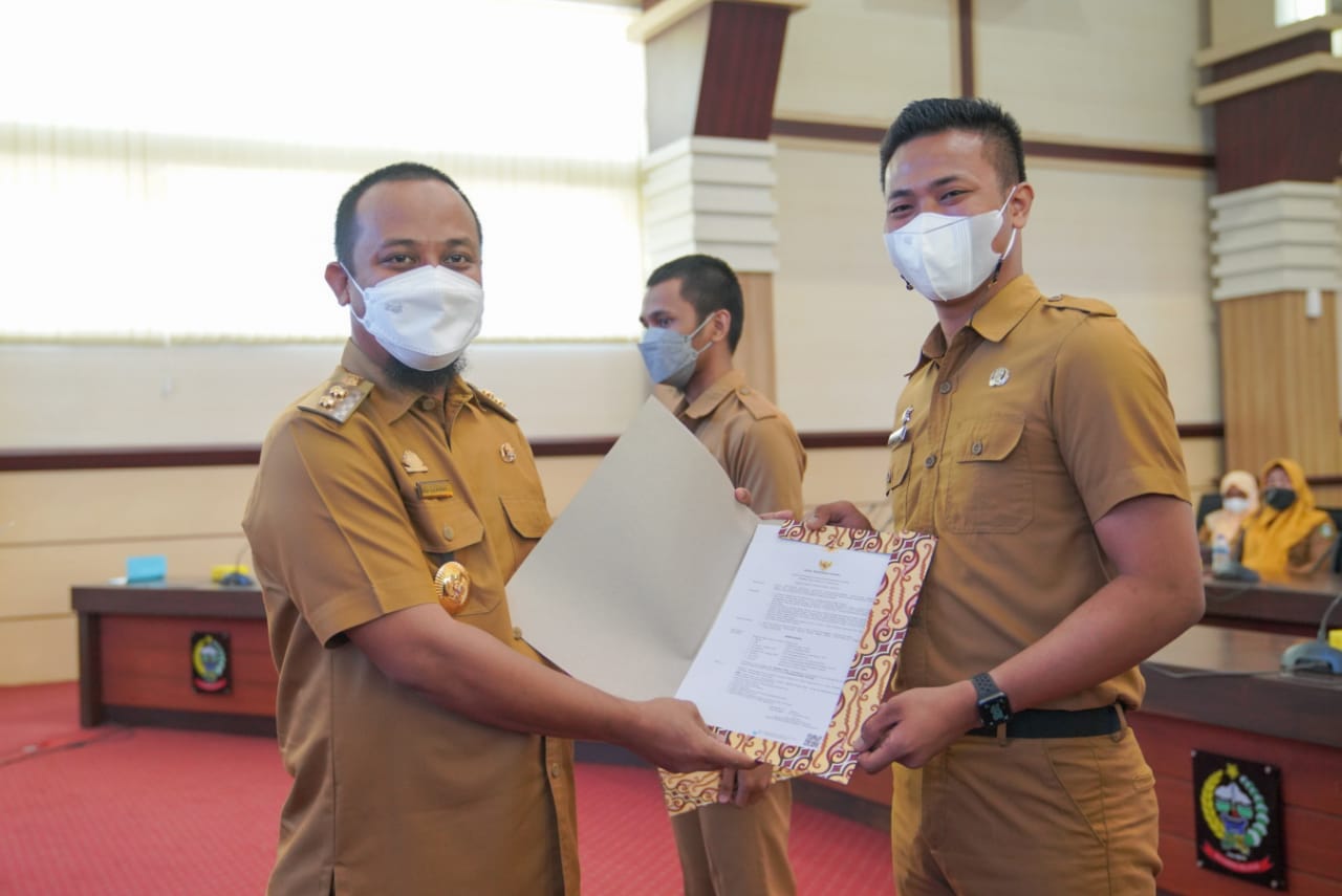 Plt Gubernur Serahkan SK CPNS  Lulusan IPDN