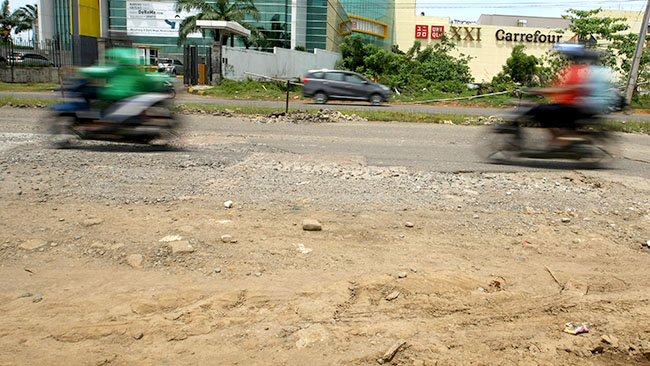 Jalan Metro Tanjung Bunga Diperbaiki