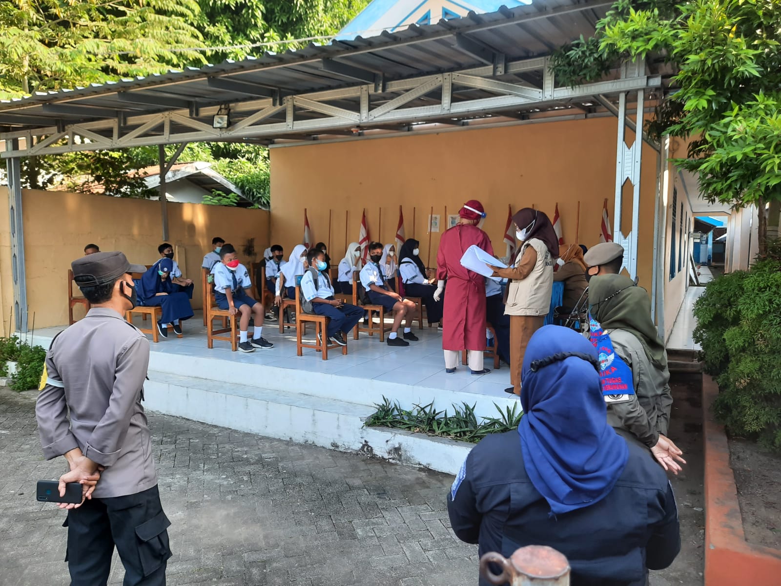 Pantau Prokes Hari Pertama Belajar Tatap Muka, Bhabinkamtibmas Totaka berikan Imbauan