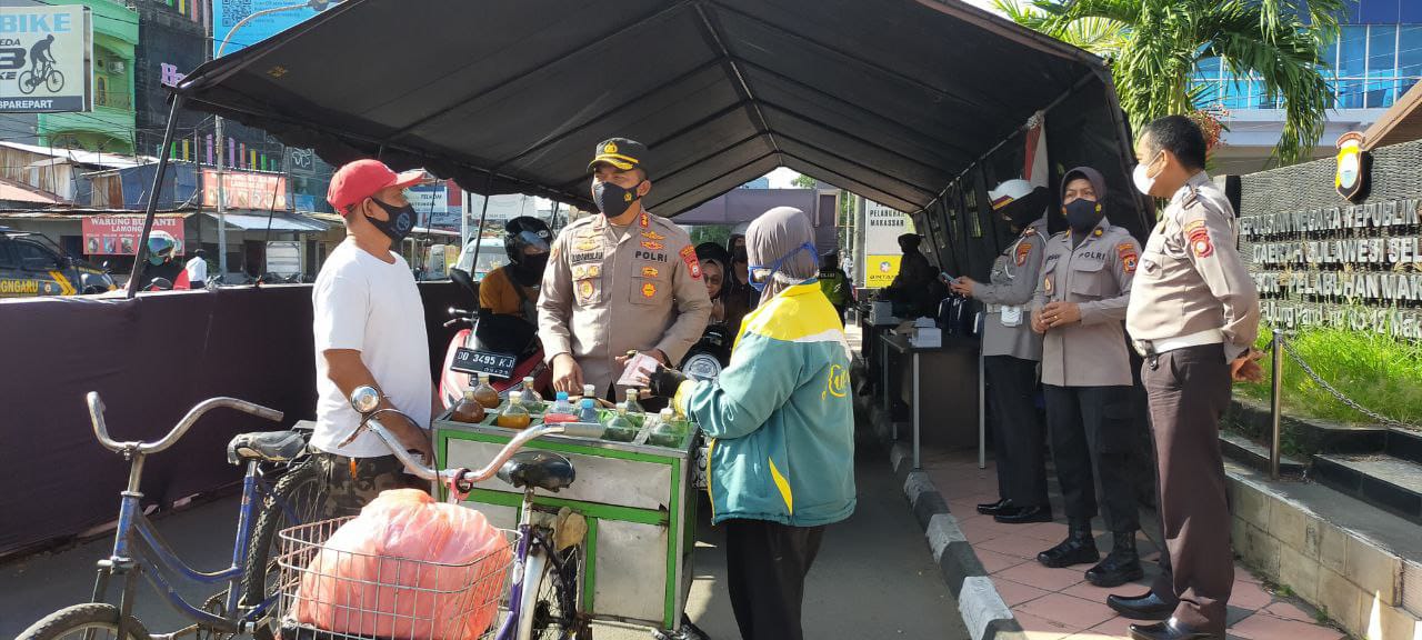Pasapeda dan Penjual Jamu Keliling Ikuti Vaksin di Gerai Drive Thru Polres Pelabuhan Makassar