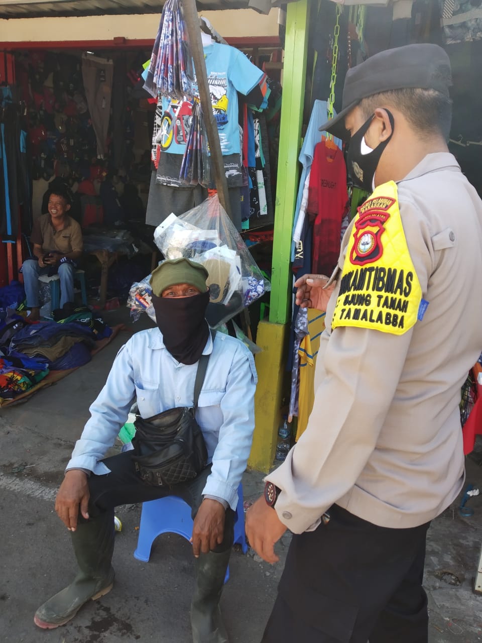 Awasi Protokol Kesehatan, Bhabinkamtibmas Tamalabba Patroli di Pasar