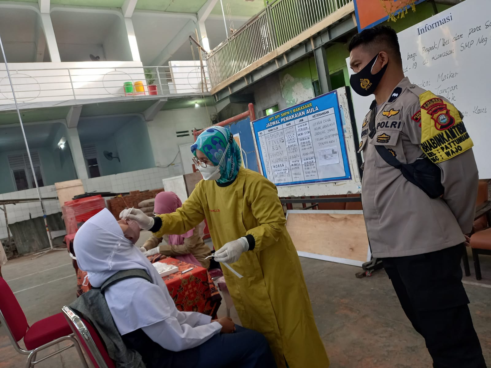 Cegah Klaster Baru, Bhabinkamtibmas Pattunuang Awasi PTM di SMP Negeri 5 Makassar