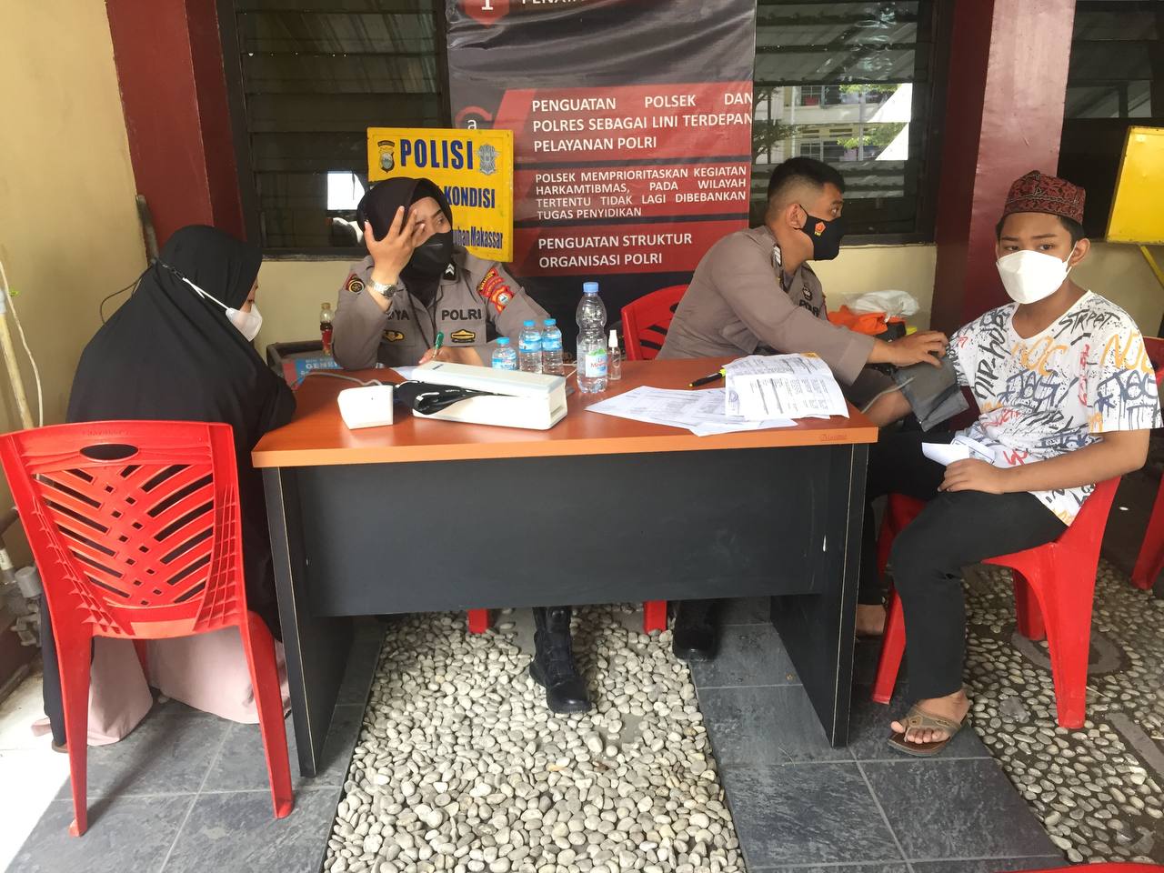 Tim Vaksinator Door to door Polres Pelabuhan Makassar gelar Vaksinasi di Polsek Wajo