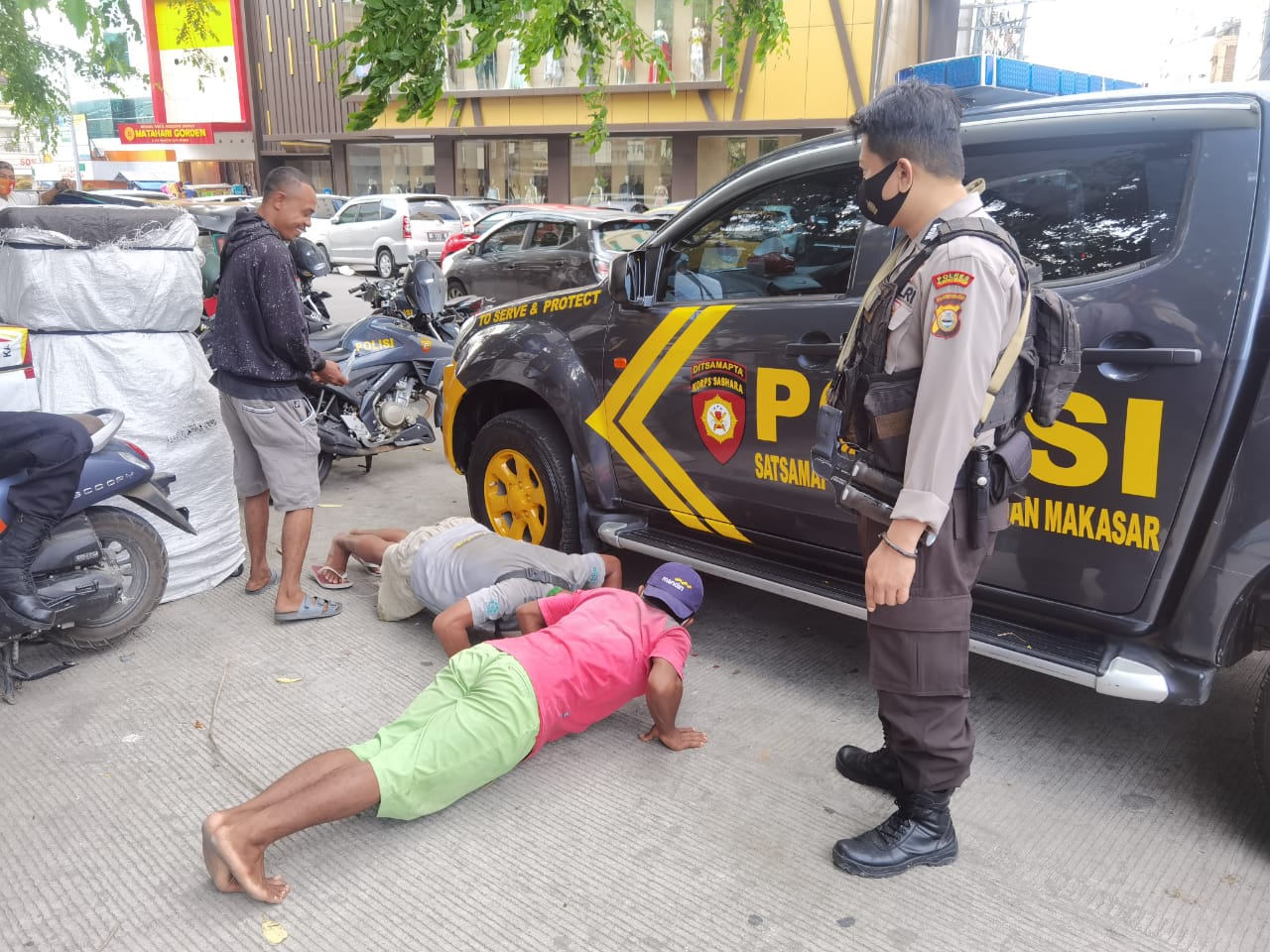 PPKM level II Polres Pelabuhan Makassar, Warga Swab Antigen dan dihukum Push Up