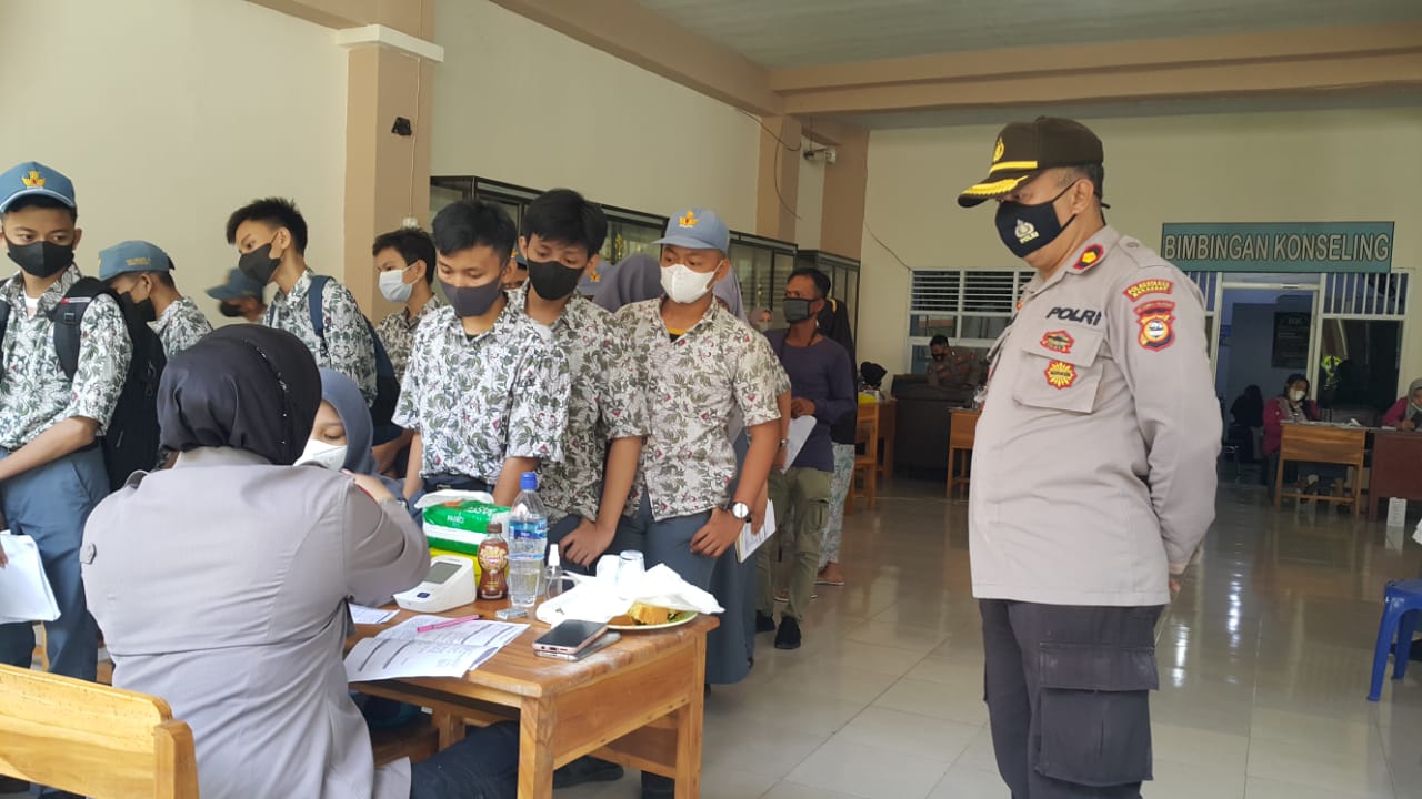 Kapolsek Ujung Tanah Pimpin Pengamanan dan Monitoring Vaksinasi Covid-19