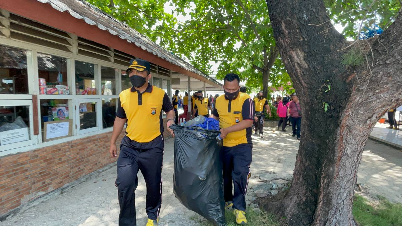 Polres Pelabuhan Makassar Bersihkan Sampah di Pulau Kayangan