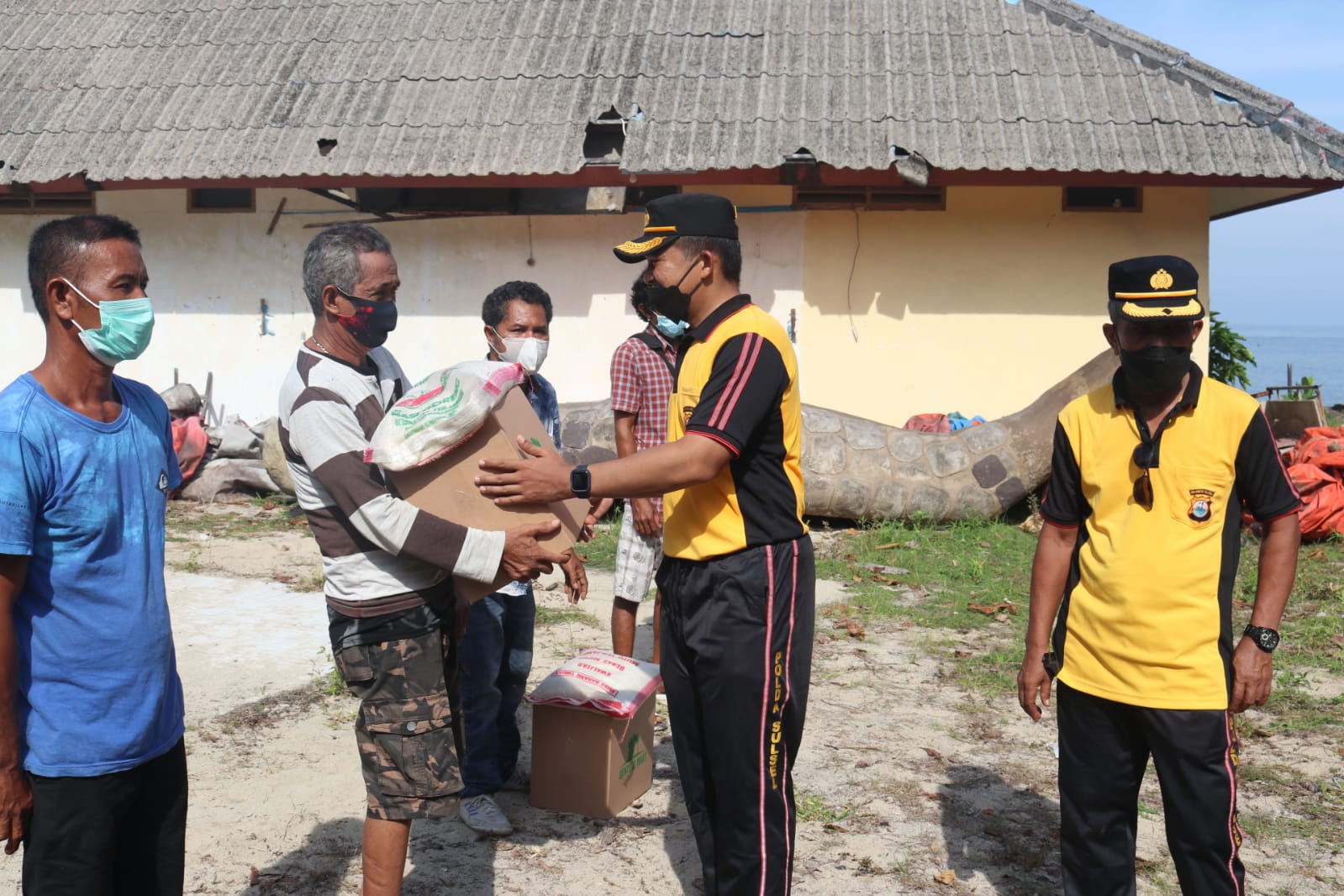 Polres Pelabuhan Makassar Bagikan Sembako kepada Masyarakat Nelayan