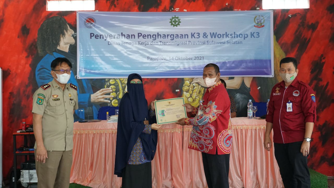 PLN UPDK Bakaru Raih Penghargaan Nasional