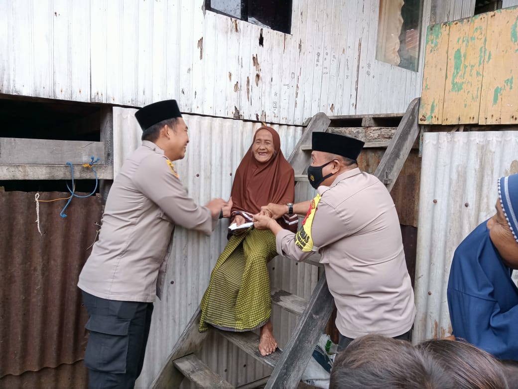 Kapolres AKBP Kadarislam Lakukan Sambang dan Berbagi Rezeki di Pulau Barrang Caddi