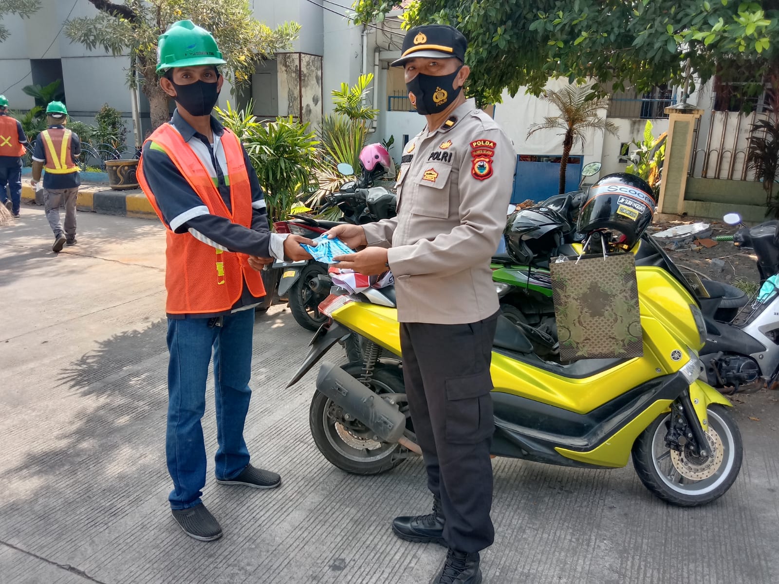 Unit Binmas Polsek Soeta Bagikan Masker Cegah Covid-19