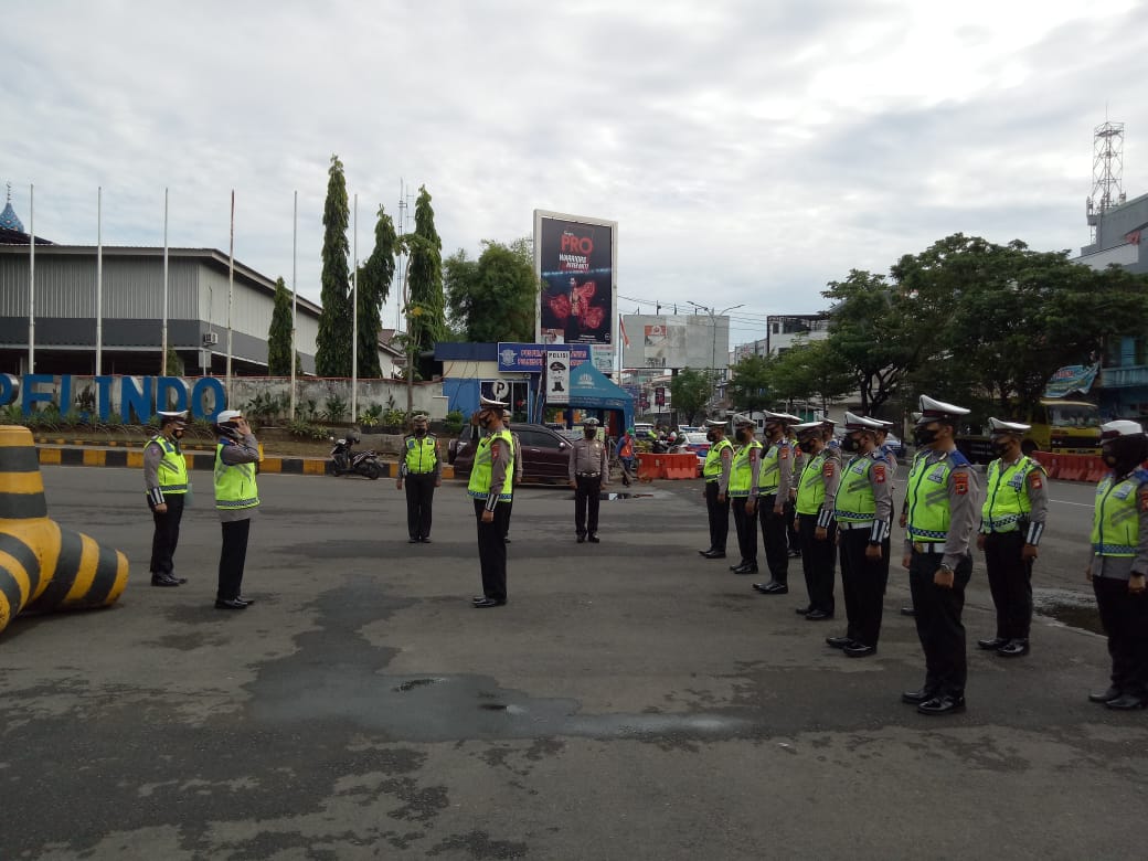 Kasat Lantas Polres Pelabuhan Makassar Pimpin Apel Pagi dengan Prokes