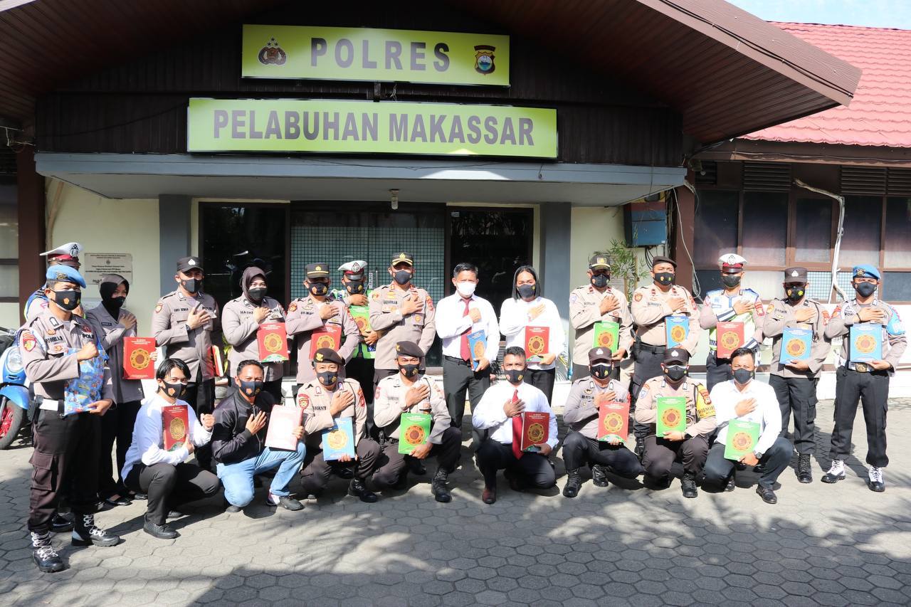 Kapolres AKBP Kadarislam Beri Bingkisan Al Qur’an kepada Anggota yang Ultah