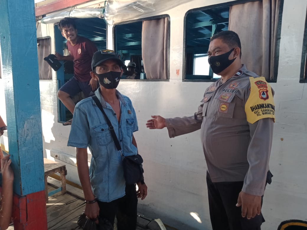 Bhabinkamtibmas Pulau Barrang Lompo Ajak Warga Terapkan Prokes