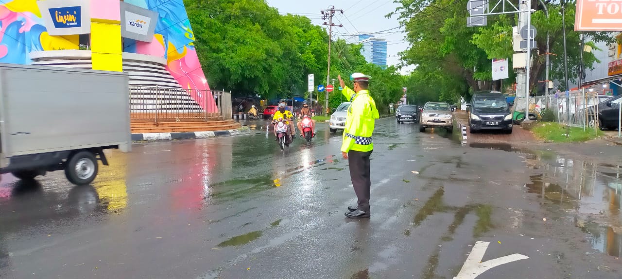 Satlantas Polres Pelabuhan Makassar tetap berikan Pelayanan Masyarakat di Jalan Raya