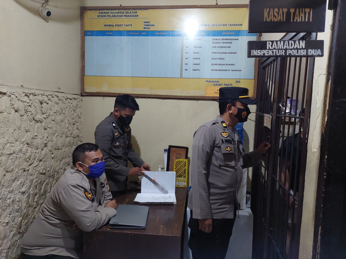 Piket Pawas Polres Pelabuhan Makassar Kontrol Tahanan