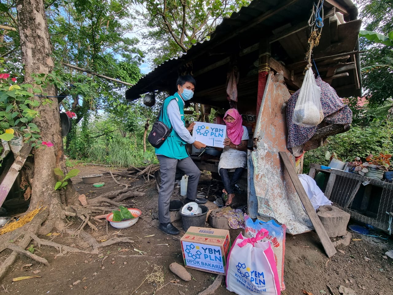 Gandeng YBM, PLN UPDK Bakaru Salurkan Bantuan
