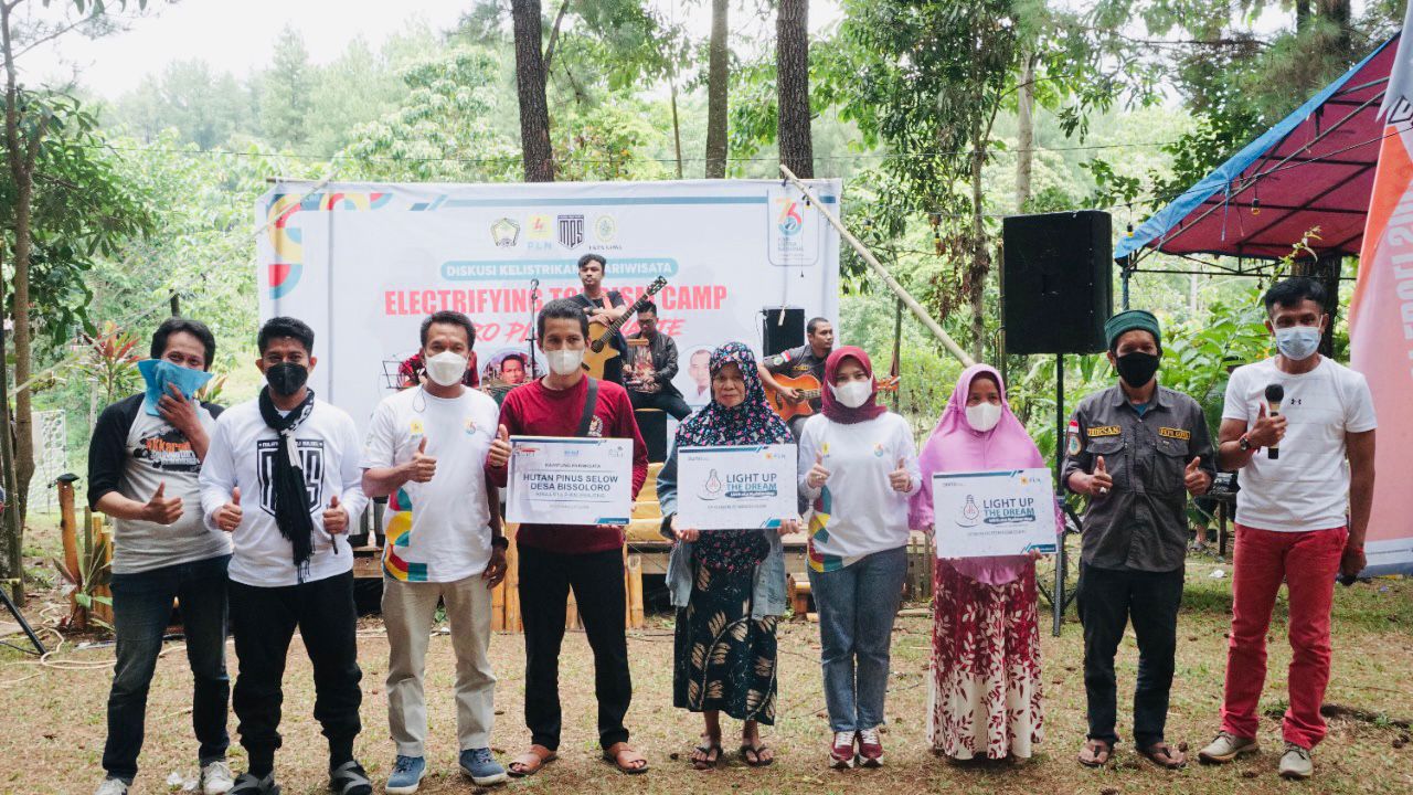 PLN Bentang Jaringan Listrik 1,3 Km di Wisata Pinus Bissoloro