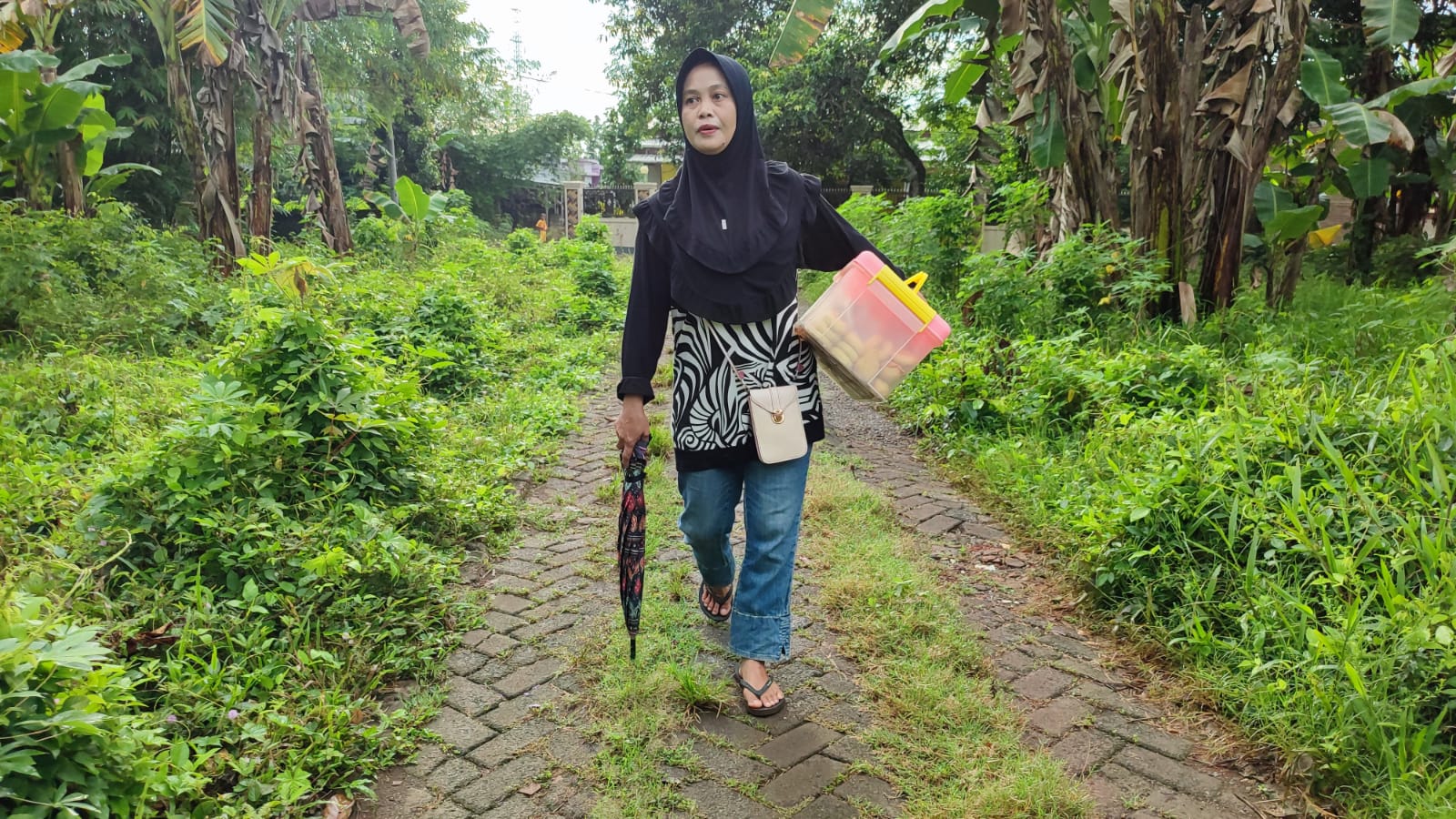 12 Tahun Keliling Jualan Kue, Muliati Berharap Punya Kios Sendiri