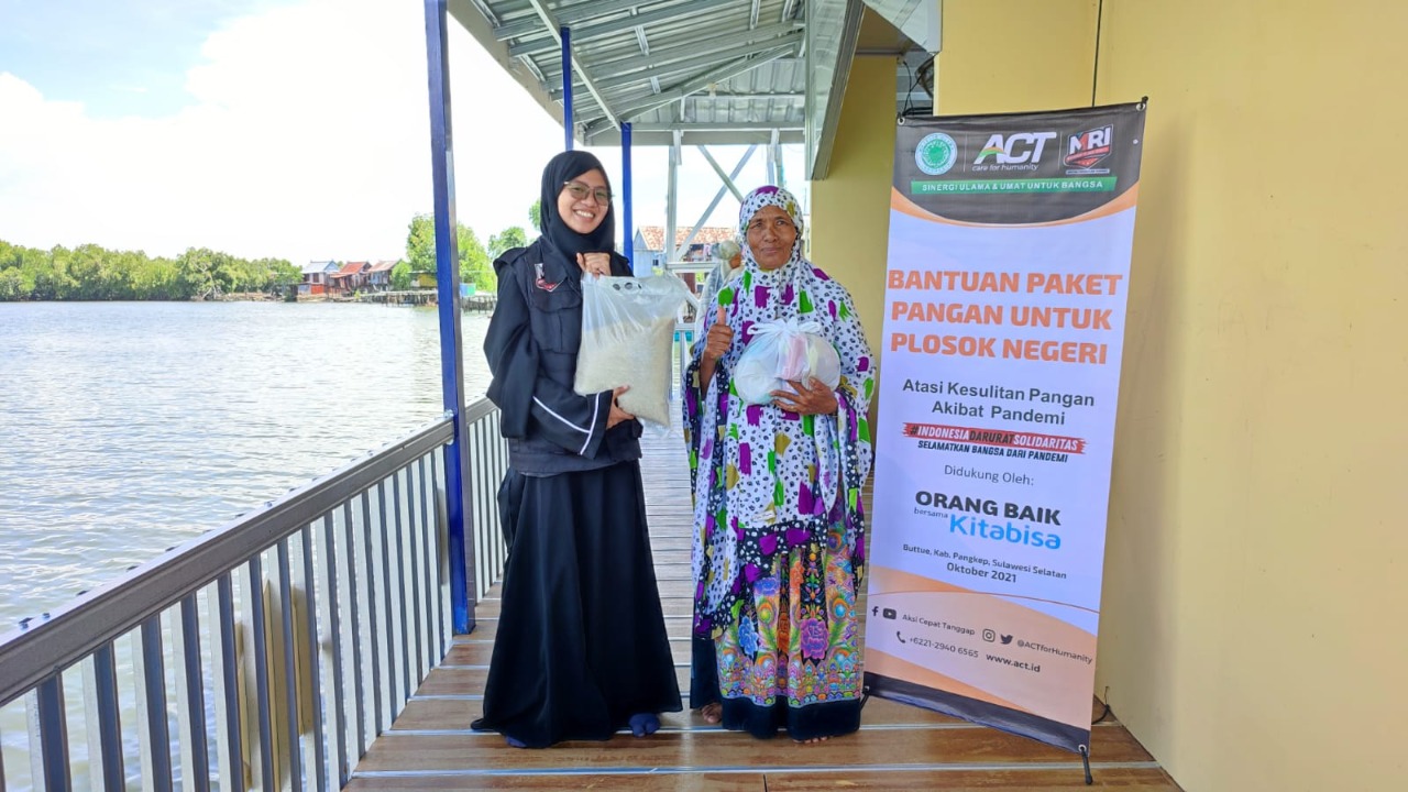 Peringati Maulid Nabi, ACT Bagi Pangan Gratis di Kampung Pesisir Buttue