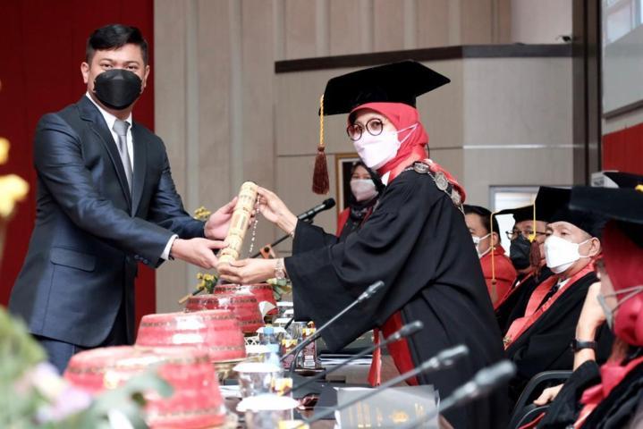 Air Mata di Ujian  Promosi Doktor Adnan
