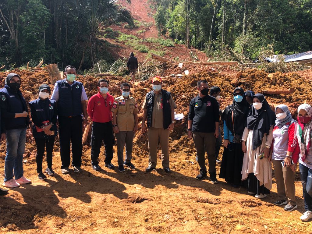Mensos Temui Korban  Banjir dan Longsor Luwu