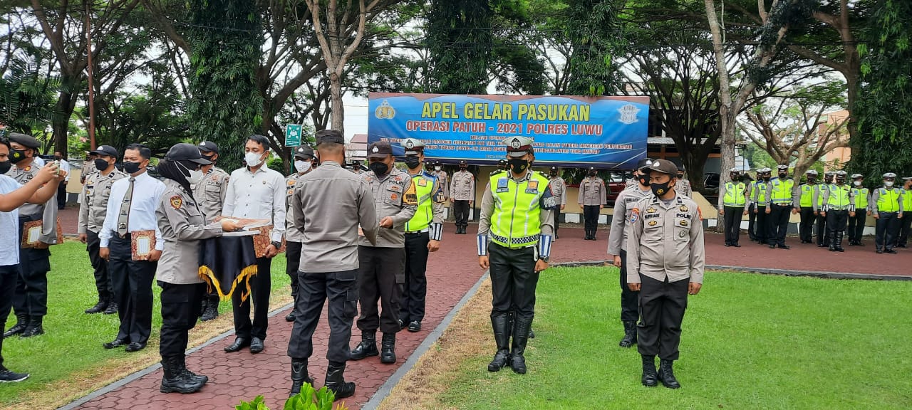 Kapolres Beri Penghargaan 12 Personelnya