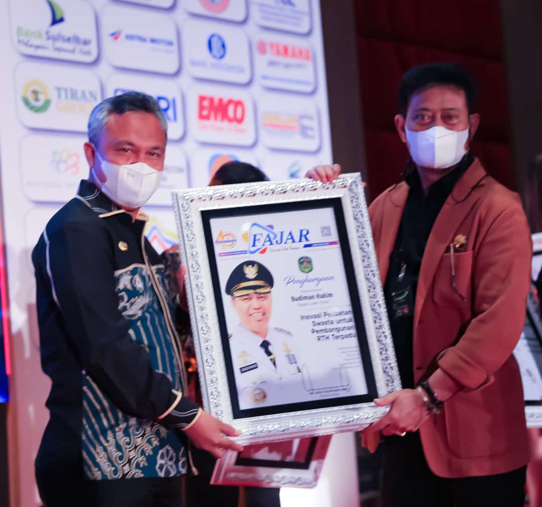 Bupati Lutim Terima Penghargaan Inovasi RTH