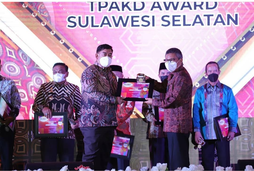 Taufan Raih TPAKD Terbaik dari OJK