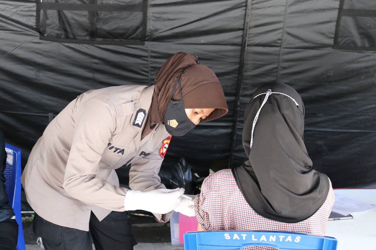 Tim Vaksinator Door to door Polres Pelabuhan Makassar Buka Gerai Vaksin