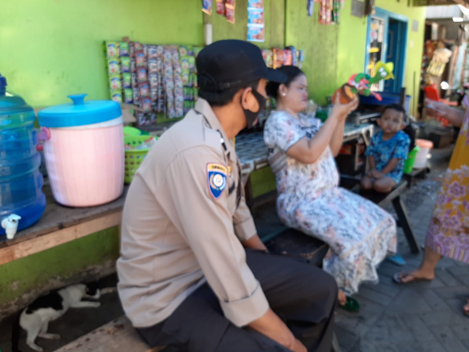 Blusukan di Pemukiman Warganya, Bhabinkamtibmas Gusung ingatkan Prokes