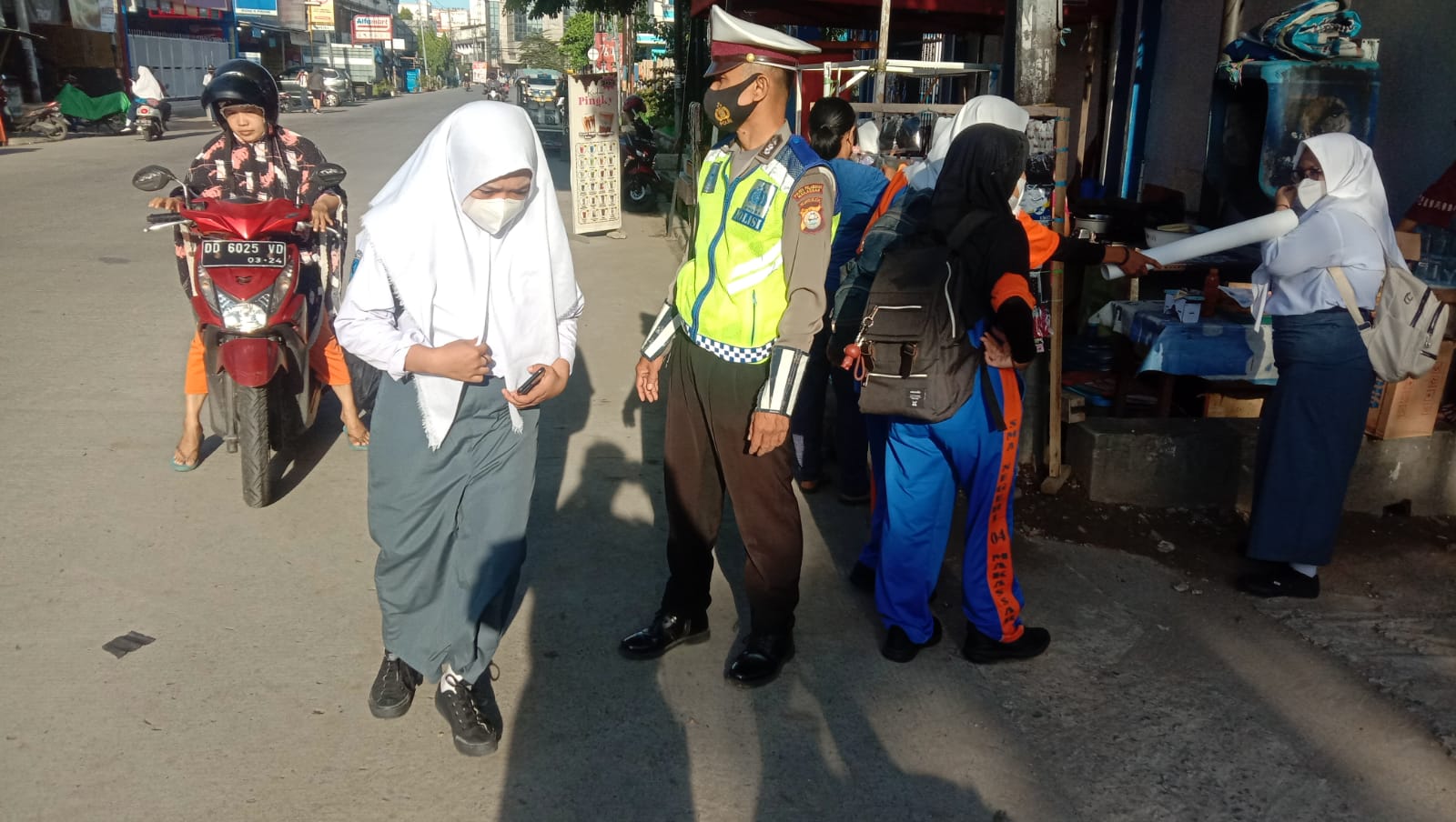 Satlantas Polres Pelabuhan Makassar Lakukan Pengaturan Lalu Lintas didepan Sekolah