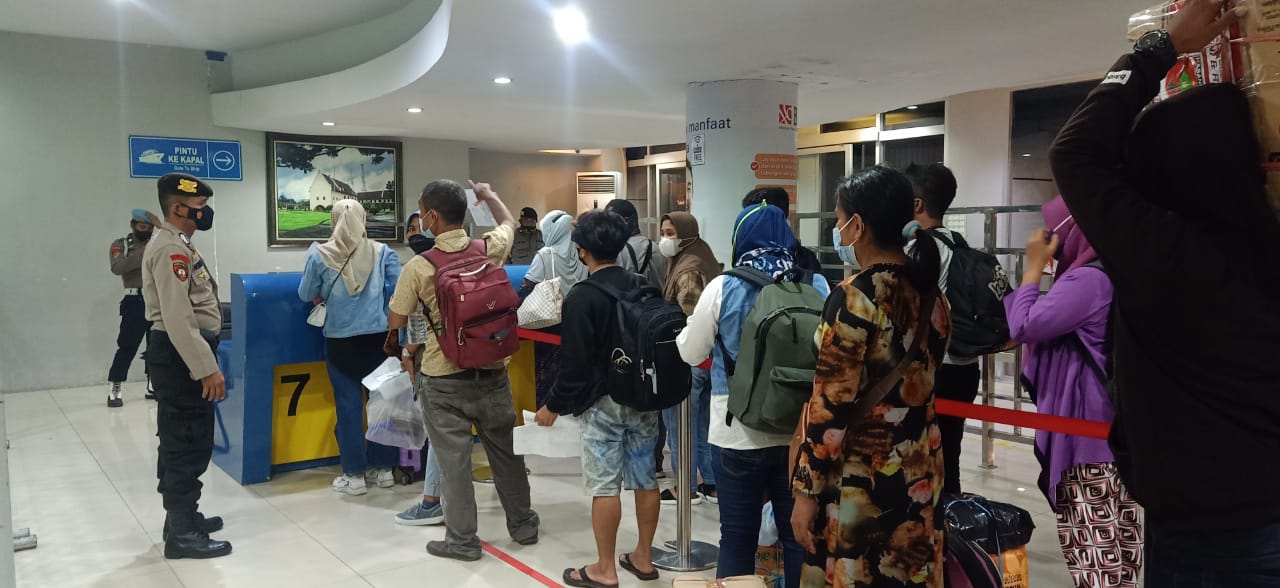 Polsek Soeta Awasi dan Imbau Prokes pada Penumpang Pelabuhan Makassar