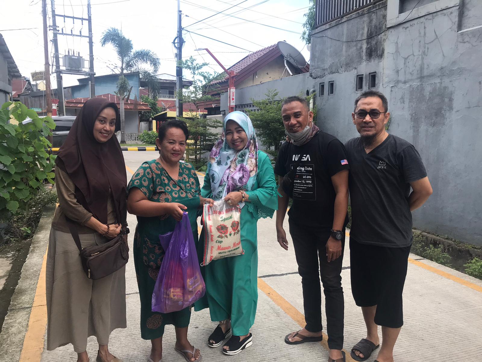 Jumat Berbagi Alumni SMP Negeri 4 Makassar Bagikan Bahan Pokok Kepada Warga Membutuhkan