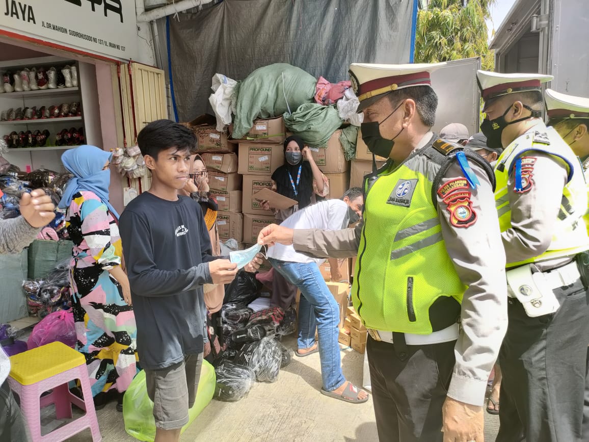 Satlantas Polres Pelabuhan Makassar Edukasi Tertib Lalu Lintas dan Prokes