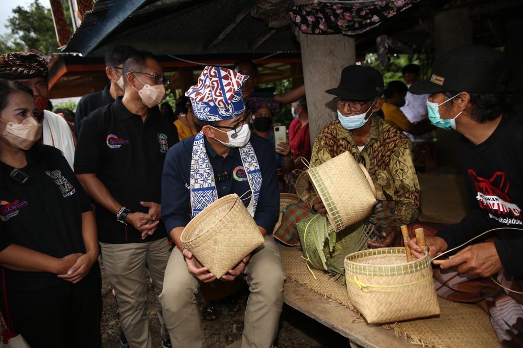 Bangkitkan Ekonomi, Sandiaga Uno Kirimkan Mesin Pemotong Bambu
