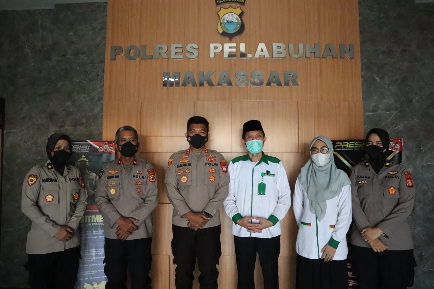 Kapolres Pelabuhan Makassar Serahkan Zakat Profesi Personel kepada Baznas