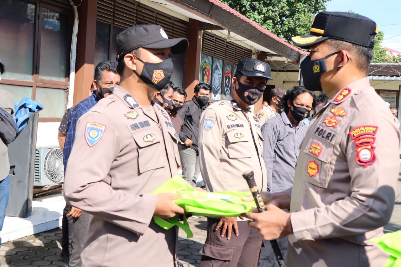 46 Personel Polres Pelabuhan Makassar Mendapatkan Alqur’an dari Kapolres AKBP Kadarislam