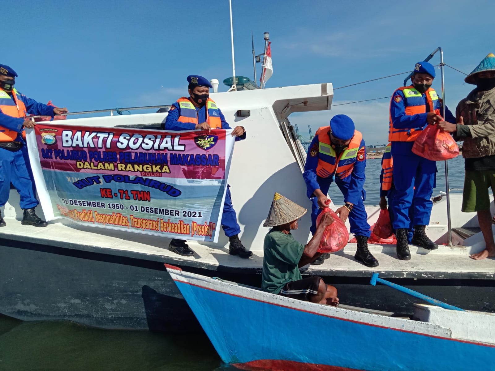 Satpolair Polres Pelabuhan Makassar bagikan Sembako kepada Nelayan