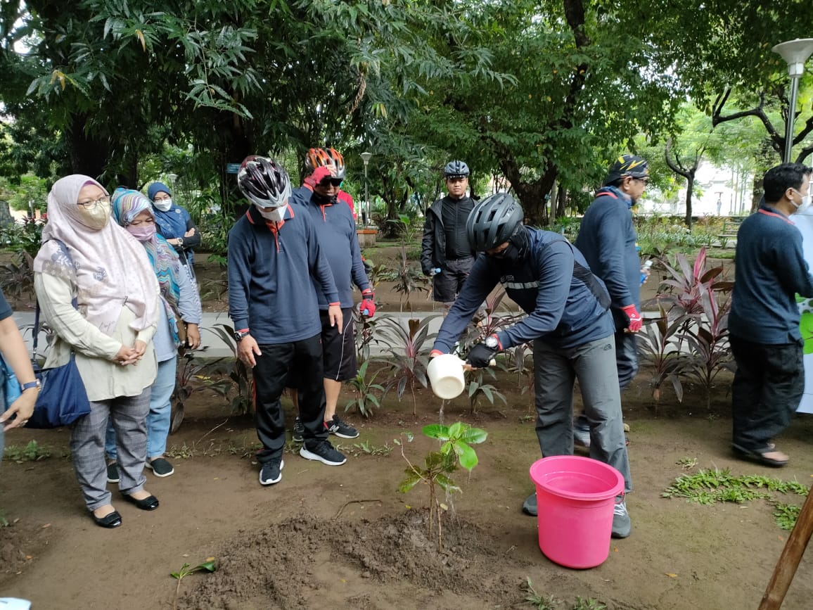 Implementasikan Budaya BUMN, Telkom Regional VII Tanam dan Bagikan Bibit Pohon
