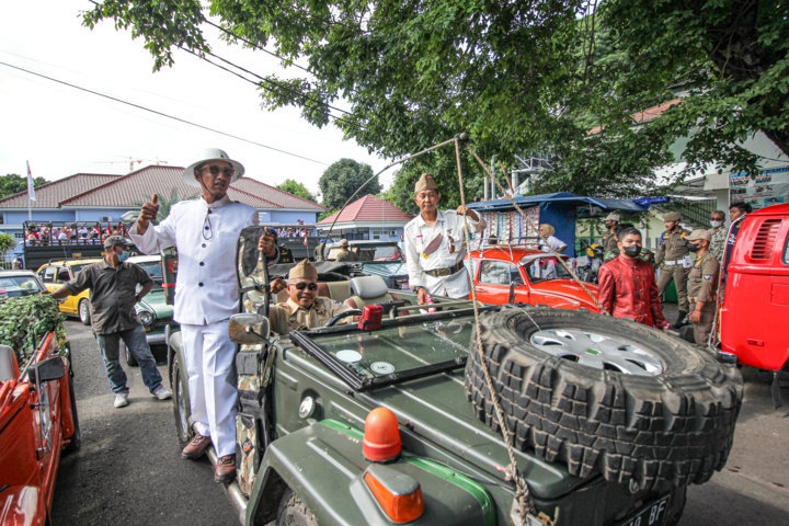 Pangdam Berbaju Pejuang,  Adnan Berbusana ala Soekarno