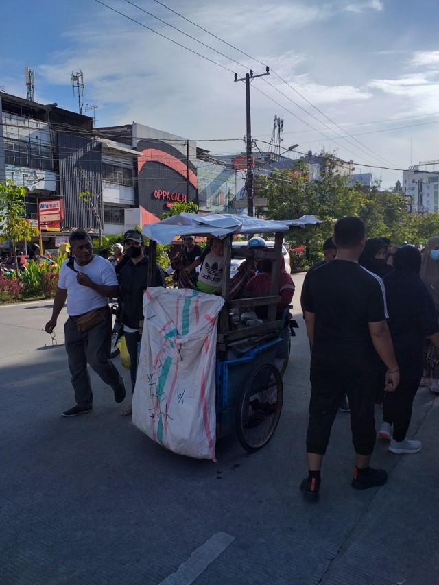 Pemulung Menggunakan Becak