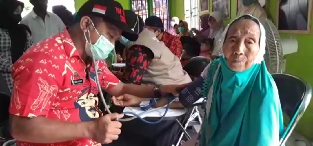 Tim Vaksinator Covid-19 Pattallassang Sasar Warga Desa