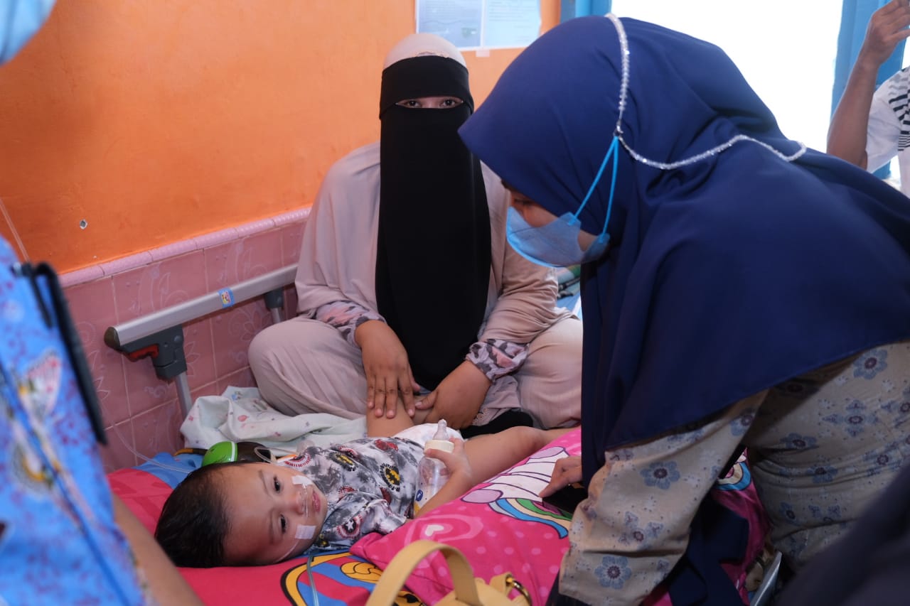 Suhartina Kunjungi Kondisi Bocah Penderita Paru-paru