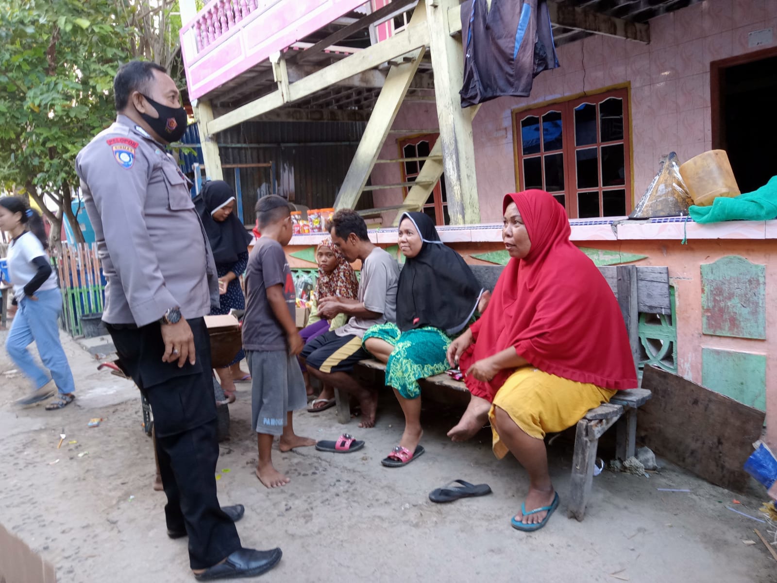 Bhabinkamtibmas Pulau Barrang Caddi Ajak Jaga Kamtibmas dan Patuhi Prokes
