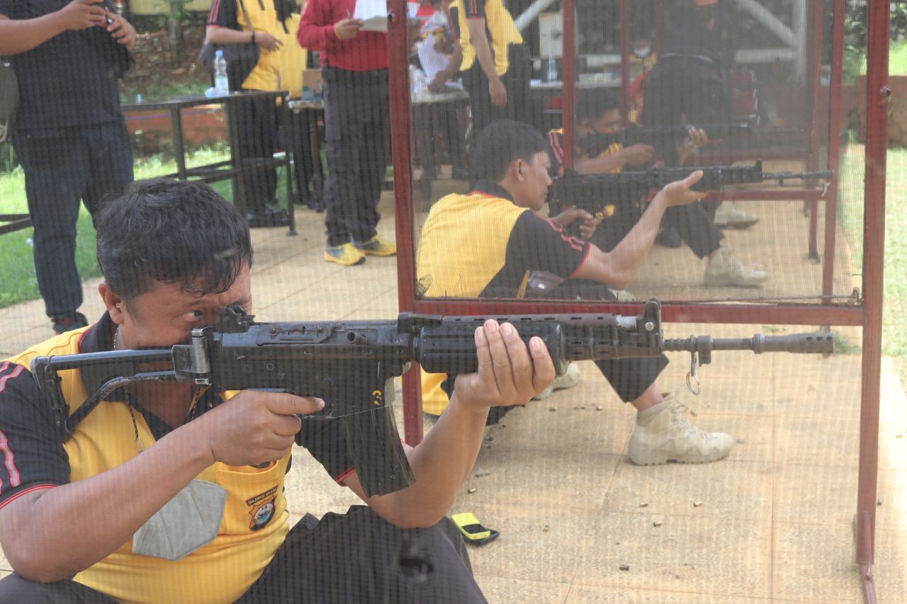 Polres Pelabuhan Makassar Gelar Latihan Menembak