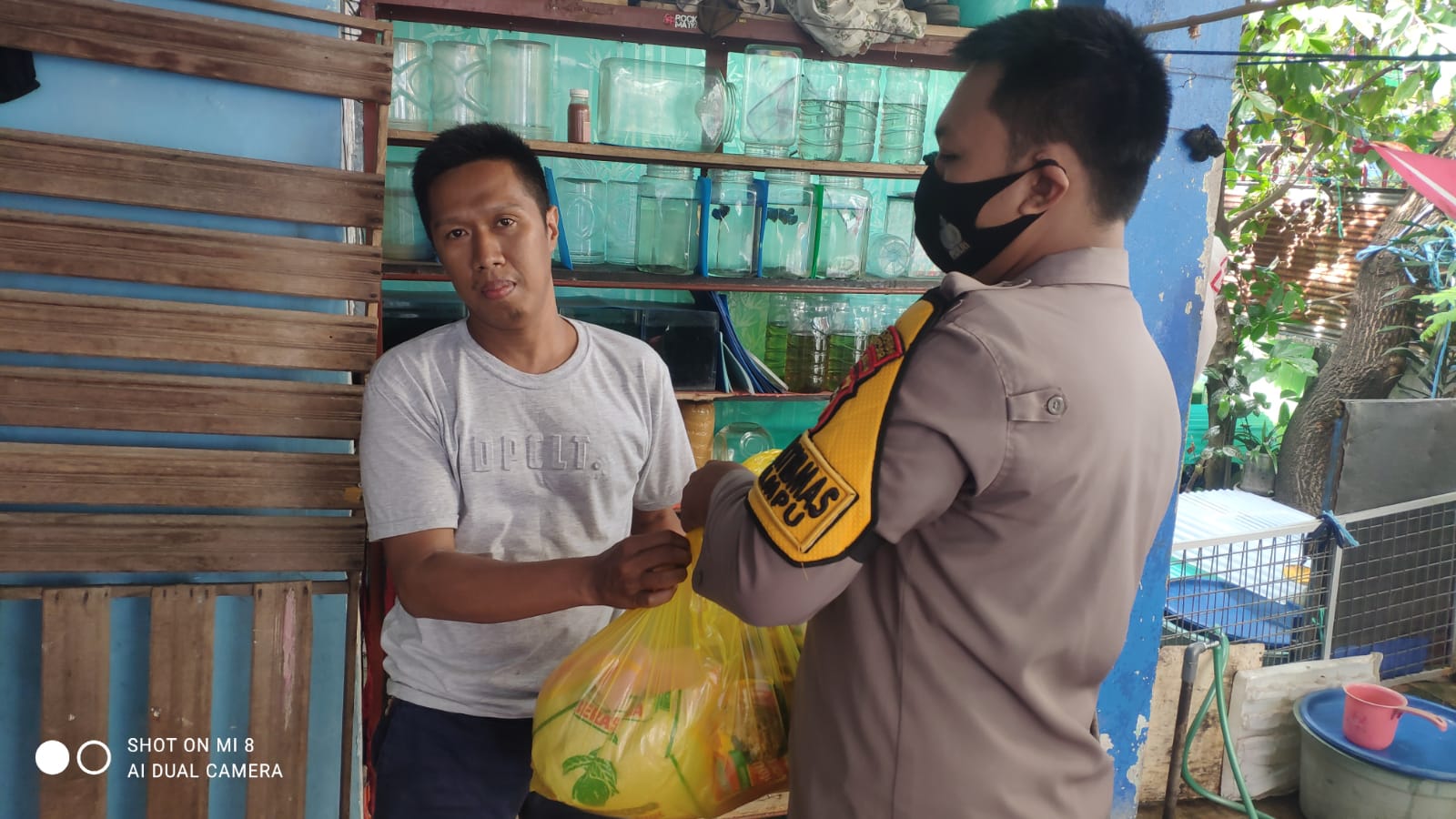 Peduli Polri, Bhabinkamtibmas Kelurahan Mampu  Salurkan Sembako