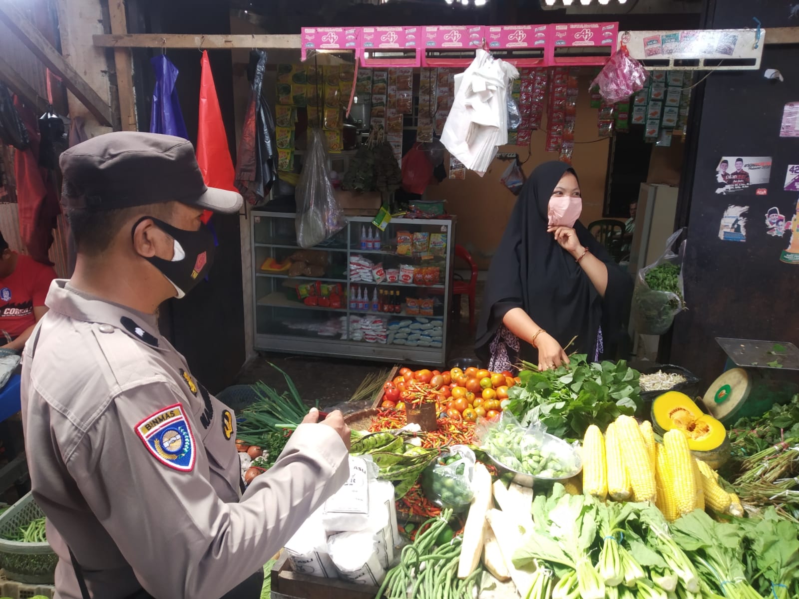 Edukasi Prokes, Bhabinkamtibmas Tamalabba blusukan di Pasar